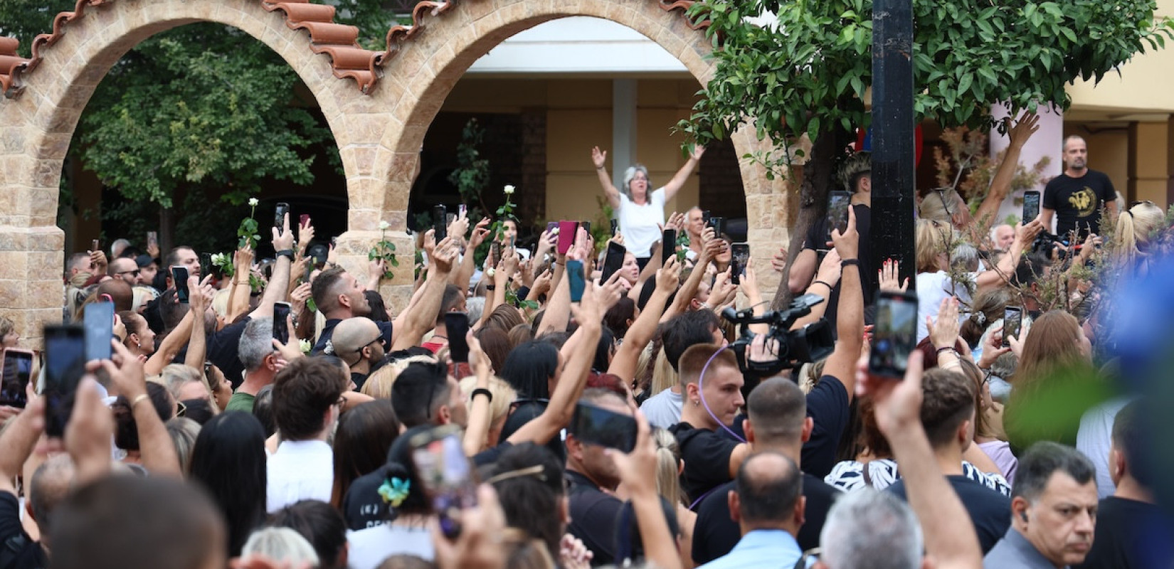Κοσμοσυρροή στην παλιά του γειτονιά, για το τελευταίο αντίο στον Γιώργο Μαζωνάκη