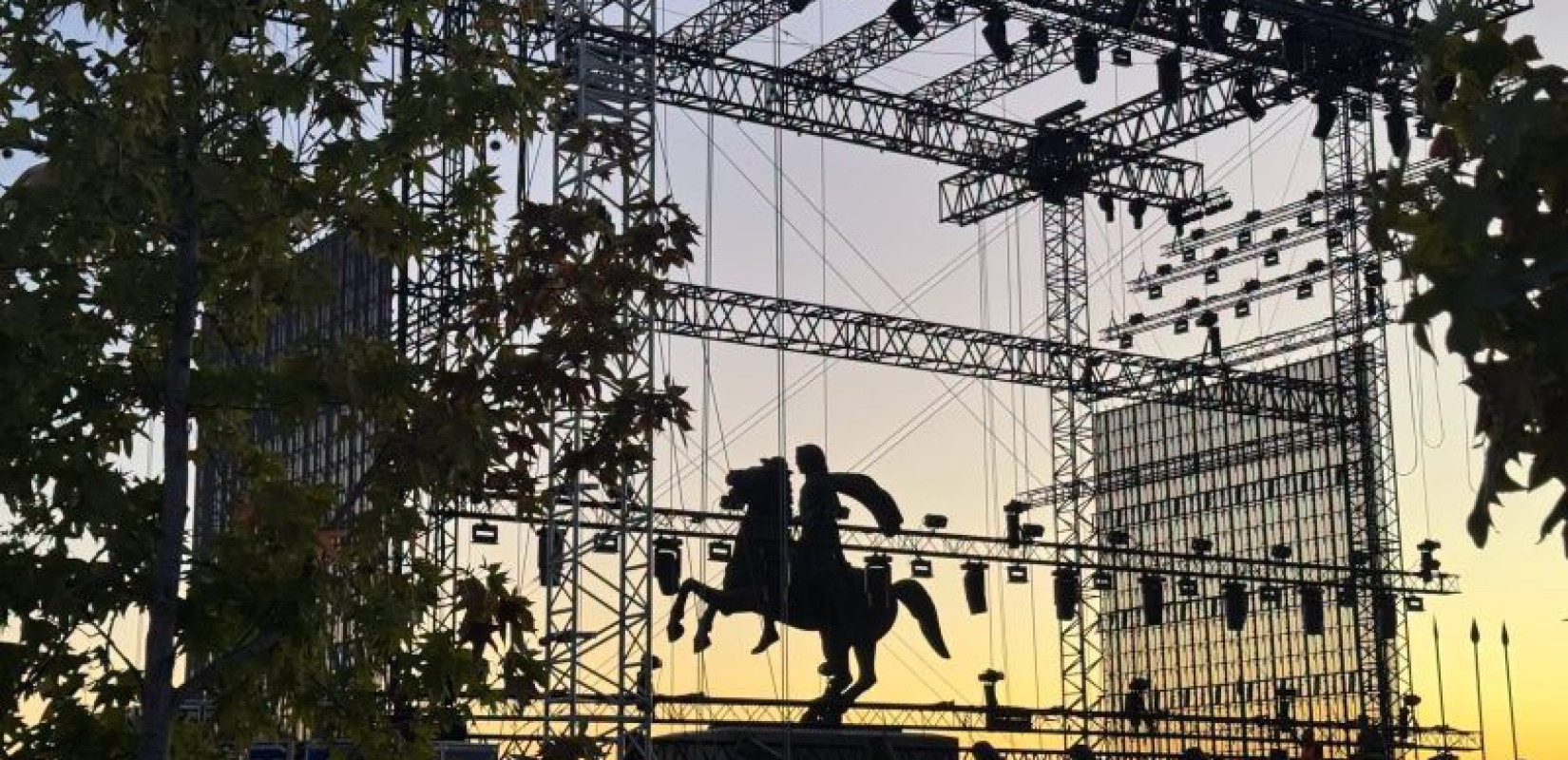 Θεσσαλονίκη: Στα «κάγκελα» η οικογένεια του γλύπτη του αγάλματος Μ. Αλεξάνδρου για τη συναυλία του Αντώνη Ρέμου - Εξετάζει νομικές κινήσεις (βίντεο)