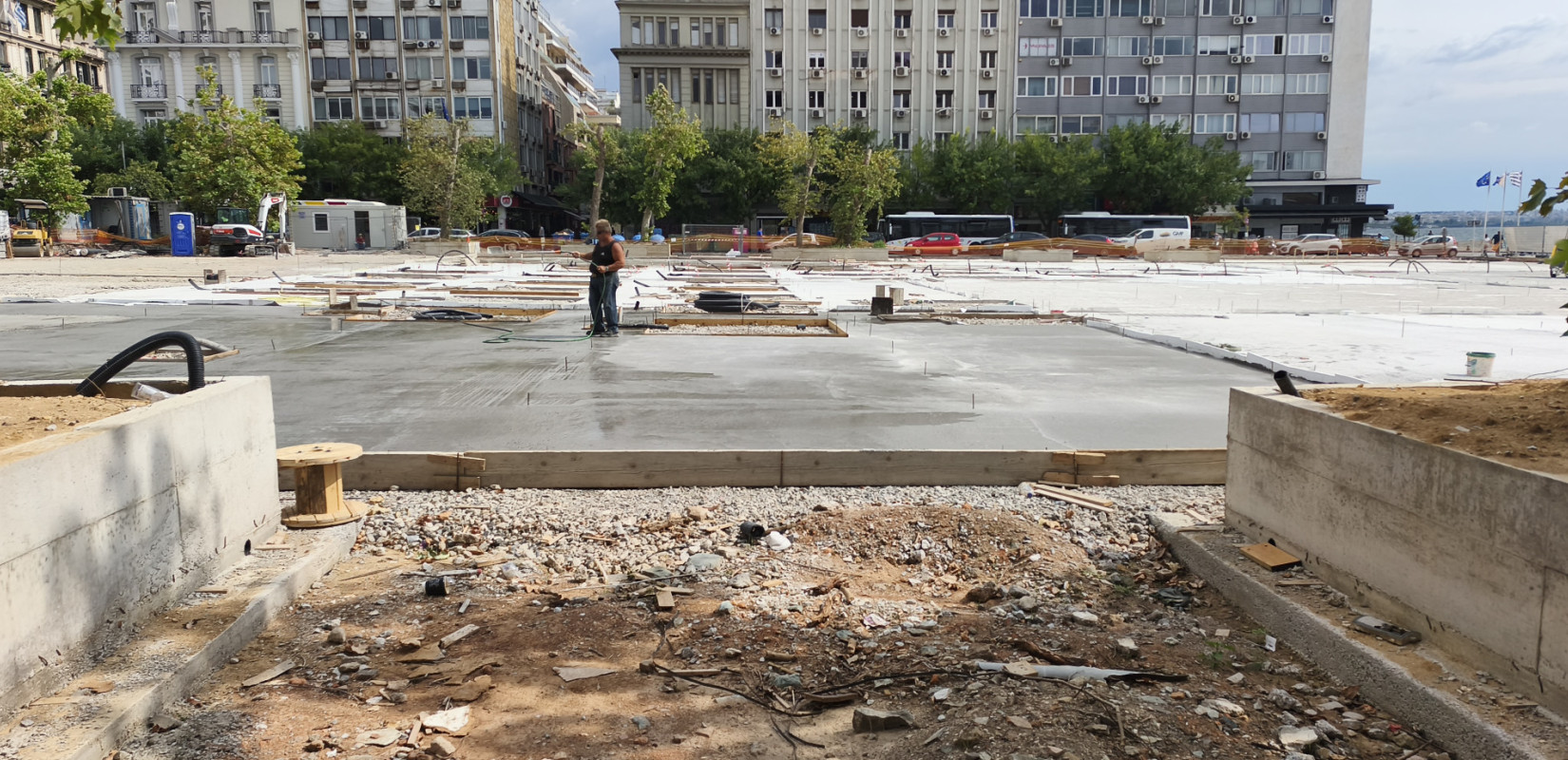 Θεσσαλονίκη: Με δωδεκάμετρες αριές από την Ισπανία θα πρασινίσει η Πλατεία Ελευθερίας - Το στάδιο των εργασιών