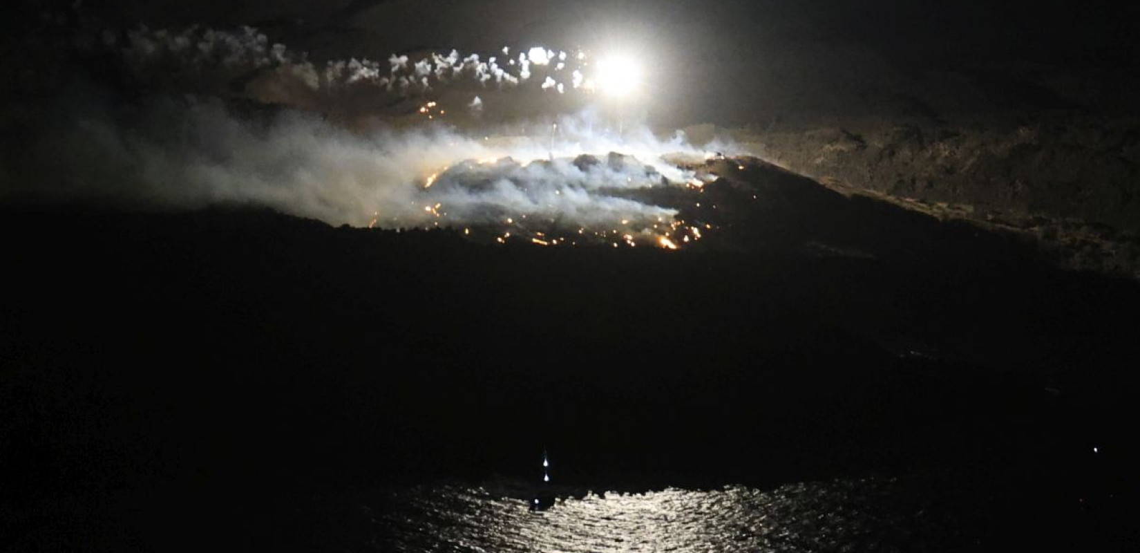 Στιγμιότυπο από τα «Ηφαίστεια» στη Σαντορίνη το βράδυ του Σαββάτου - Πηγή: ΓΙΩΡΓΟΣ ΚΟΝΤΑΡΙΝΗΣ/EUROKINISSI