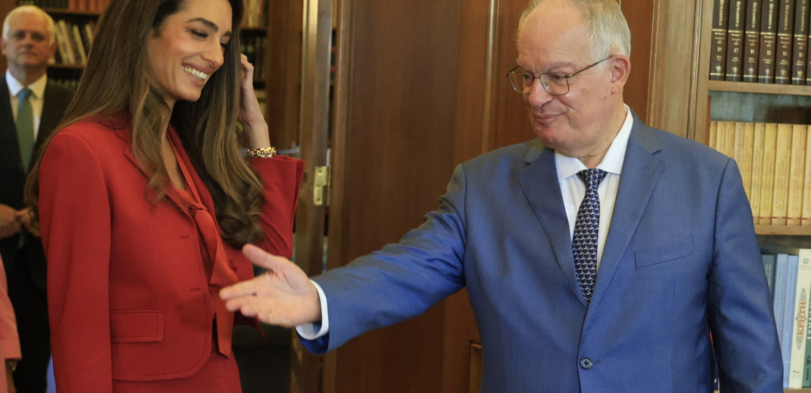 Στο Προεδρικό Μέγαρο η Αμάλ Αλαμουντίν - Την υποδέχτηκε ο Κωνσταντίνος Τασούλας