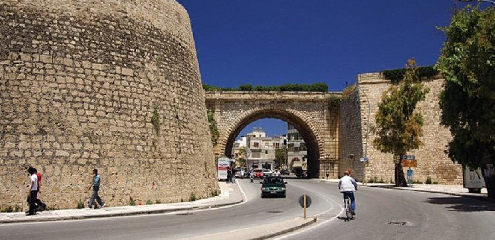 Ηράκλειο: Συναγερμός στο ΕΚΑΒ για άτομο που έπεσε από τα Ενετικά Τείχη