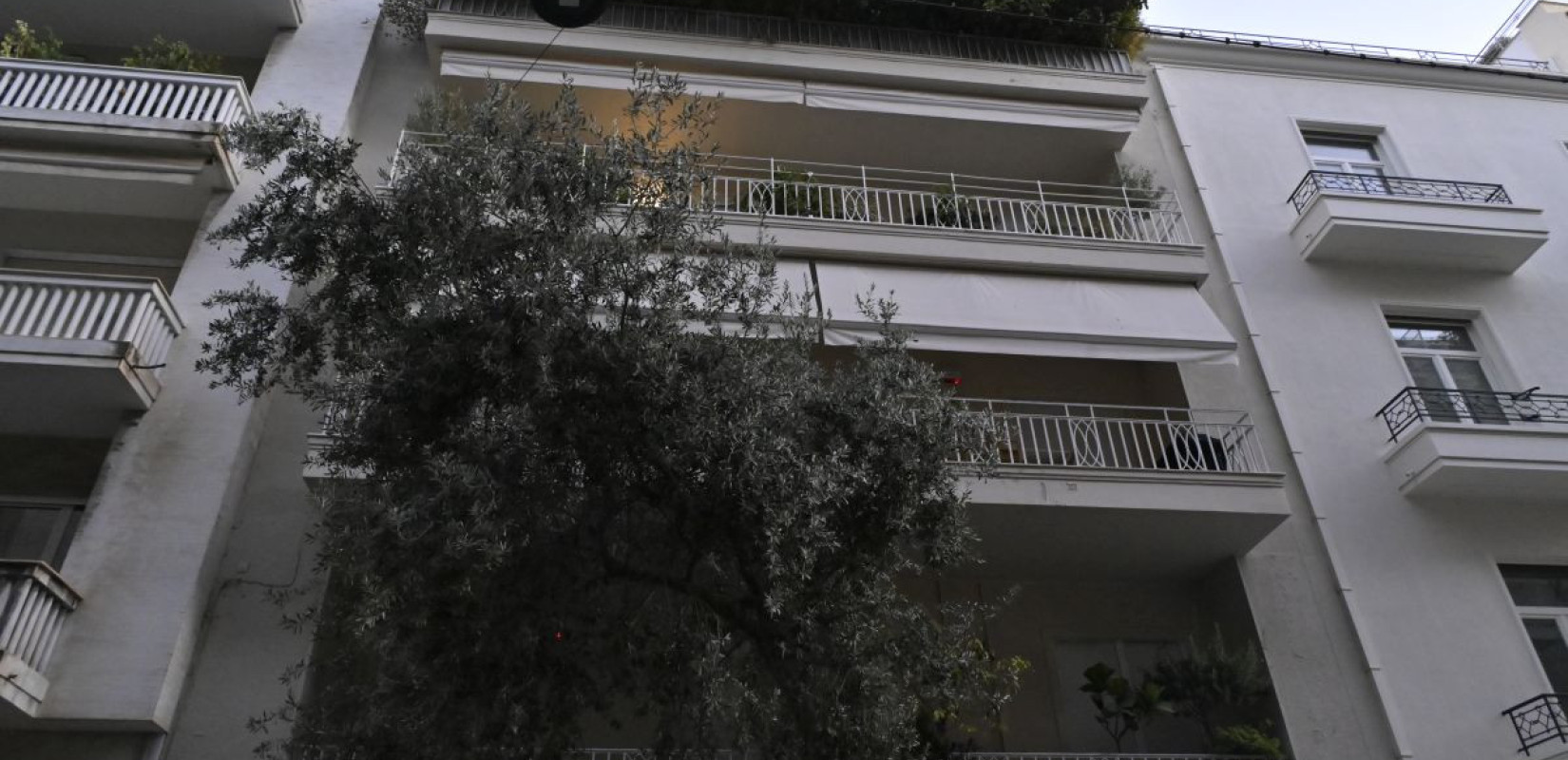 Το ιατρείο όπου πέθανε ο Γ. Μαζωνάκης στην οδό Καρνεάδου στο Κολωνάκι - Πηγή: (ΜΙΧΑΛΗΣ ΠΑΠΑΝΙΚΟΛΑΟΥ / EUROKINISSI)
