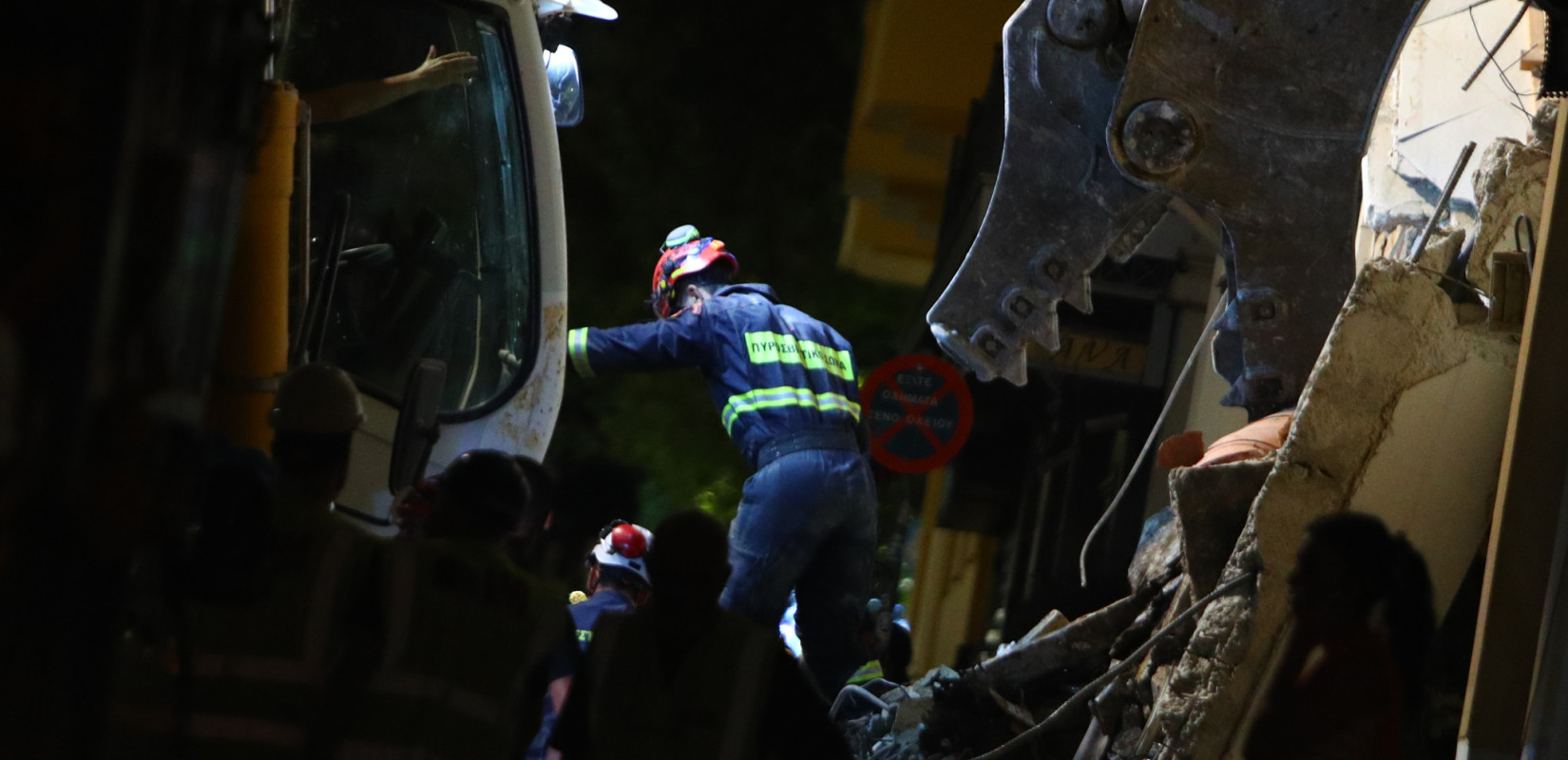 Έκρηξη στην Πλάκα: Χωρίς τις αισθήσεις της εντοπίστηκε γυναίκα - Συνεχίζονται οι έρευνες για τους άλλους 5 αγνοούμενους