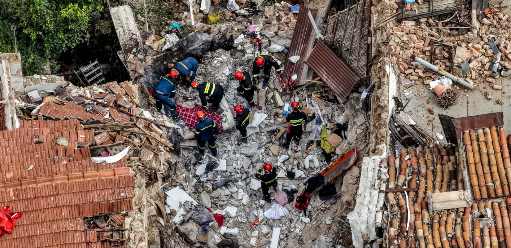 Τραγικός επίλογος στην κατάρρευση του κτηρίου στην Πλάκα: Εντοπίστηκαν οι δύο τελευταίες σοροί, συνολικά έξι οι νεκροί