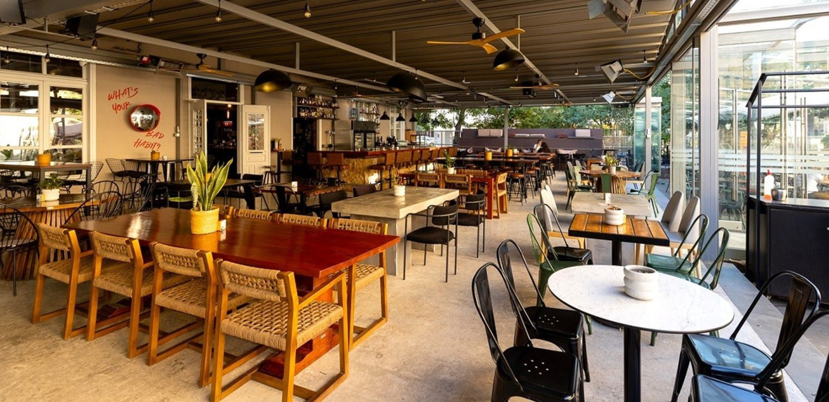 Bad Habit: Ένα café bar restaurant χωρίς “ταμπέλες”…για κάθε ώρα της μέρας