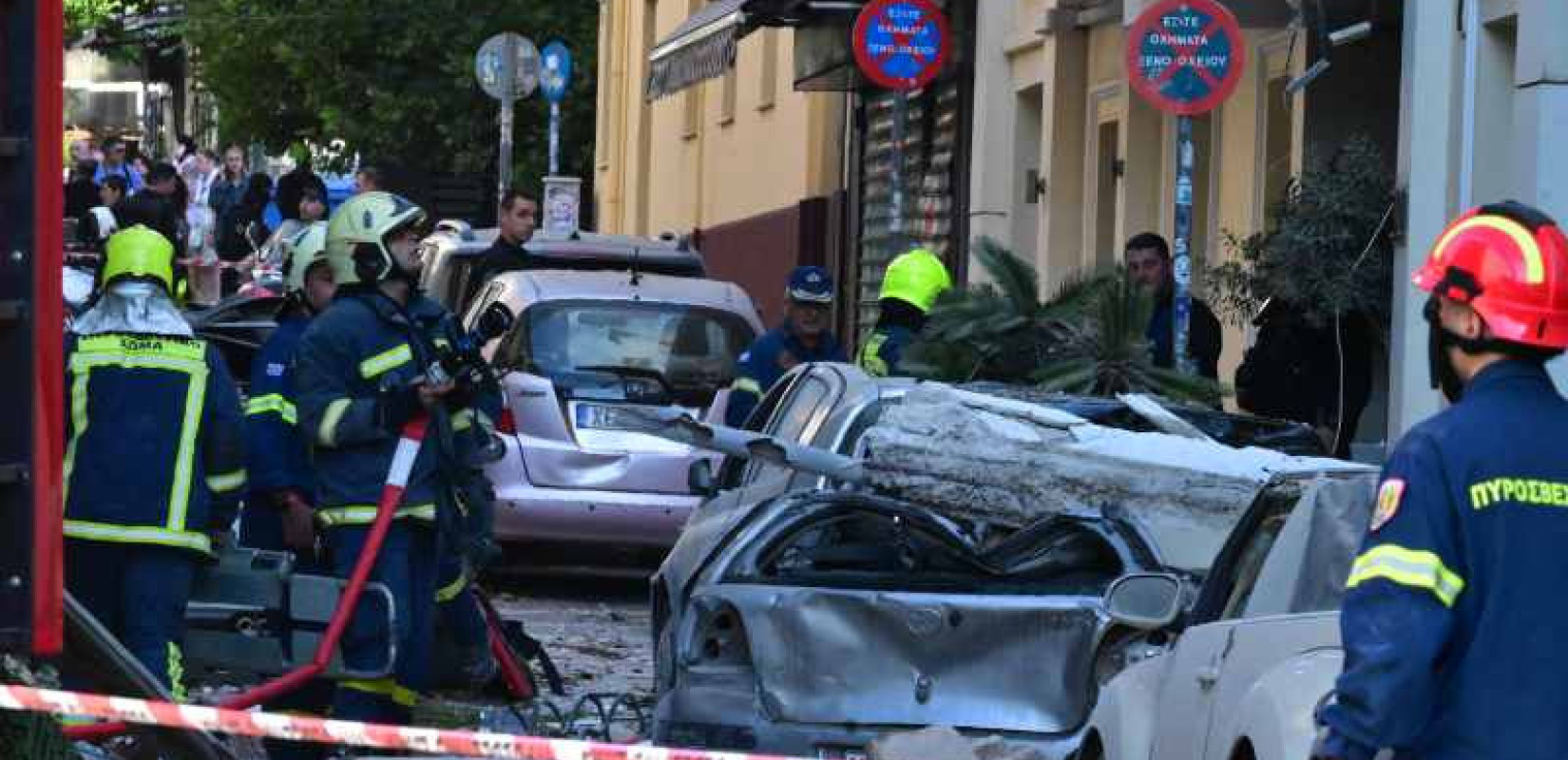 Αθήνα: Κατέρρευσε παλιά οικία μετά από έκρηξη στην Πλάκα: Απεγκλωβίστηκαν δύο γυναίκες - Ένας τραυματίας (βίντεο)
