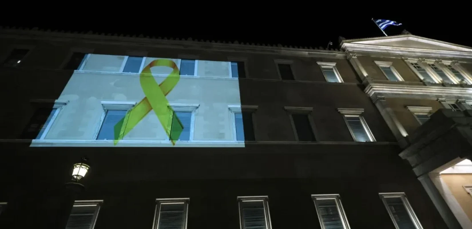 Η Βουλή των Ελλήνων φωταγωγήθηκε με τη «Χρυσή Κορδέλα» για τον παιδικό και εφηβικό καρκίνο