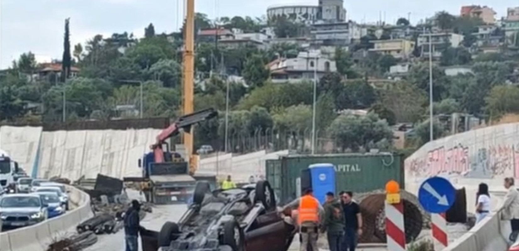 Θεσσαλονίκη: Τούμπαρε ΙΧ στον Περιφερειακό, μέσα στο εργοτάξιο του Flyover - Σώος ο 70χρονος οδηγός (βίντεο)