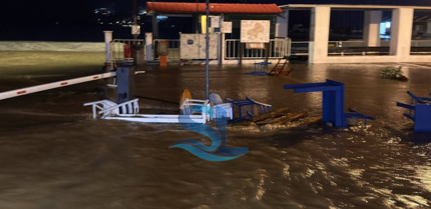 Κακοκαιρία: Άνοιξαν οι ουρανοί στη Σκιάθο - Έγιναν ένα με τη θάλασσα οι δρόμοι (βίντεο)