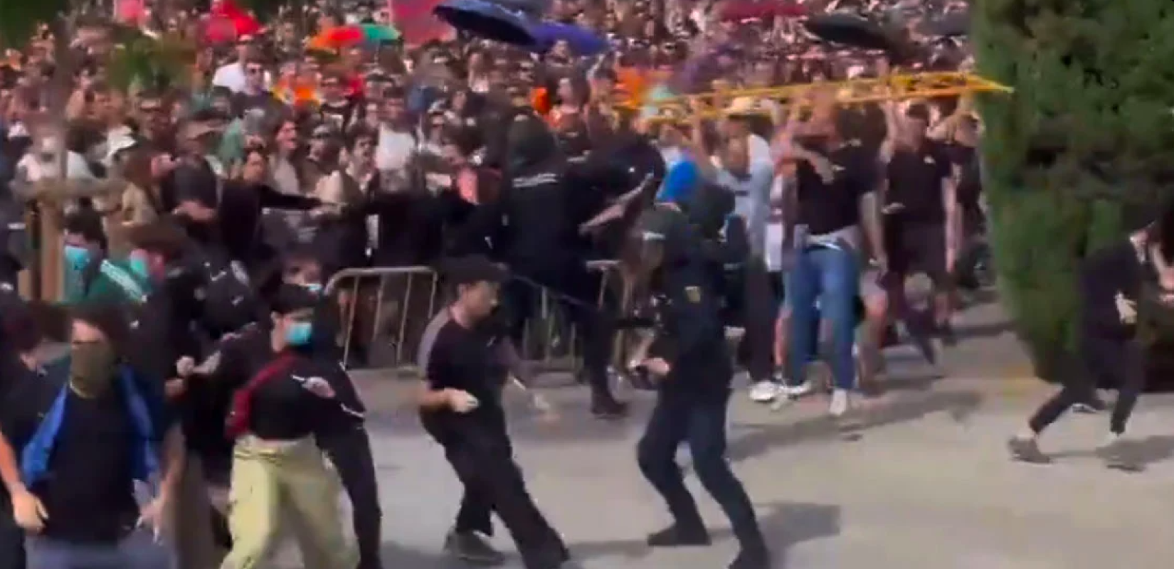 Ισπανία: Πλαστικές σφαίρες και δακρυγόνα χρησιμοποίησαν οι αστυνομικοί στη Βαλένθια για να διαλύσουν το πλήθος στη διαδήλωση για το στεγαστικό