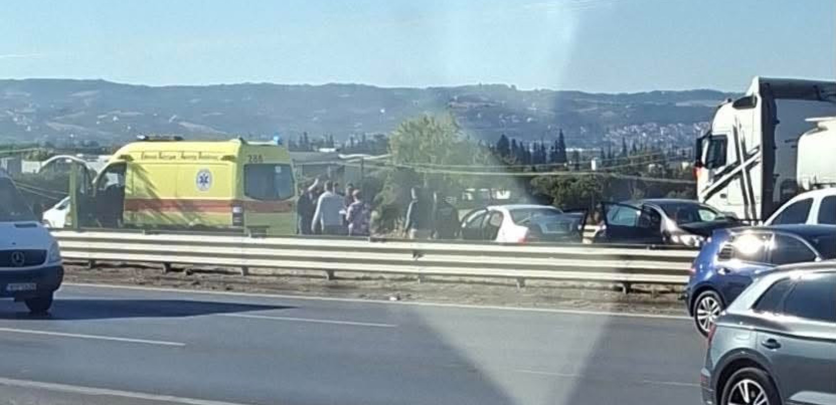 Θεσσαλονίκη: Τροχαίο ατύχημα στην Μουδανίων στο  ρεύμα προς τα Ανατολικά - Δύο άτομα παρέλαβε το ΕΚΑΒ