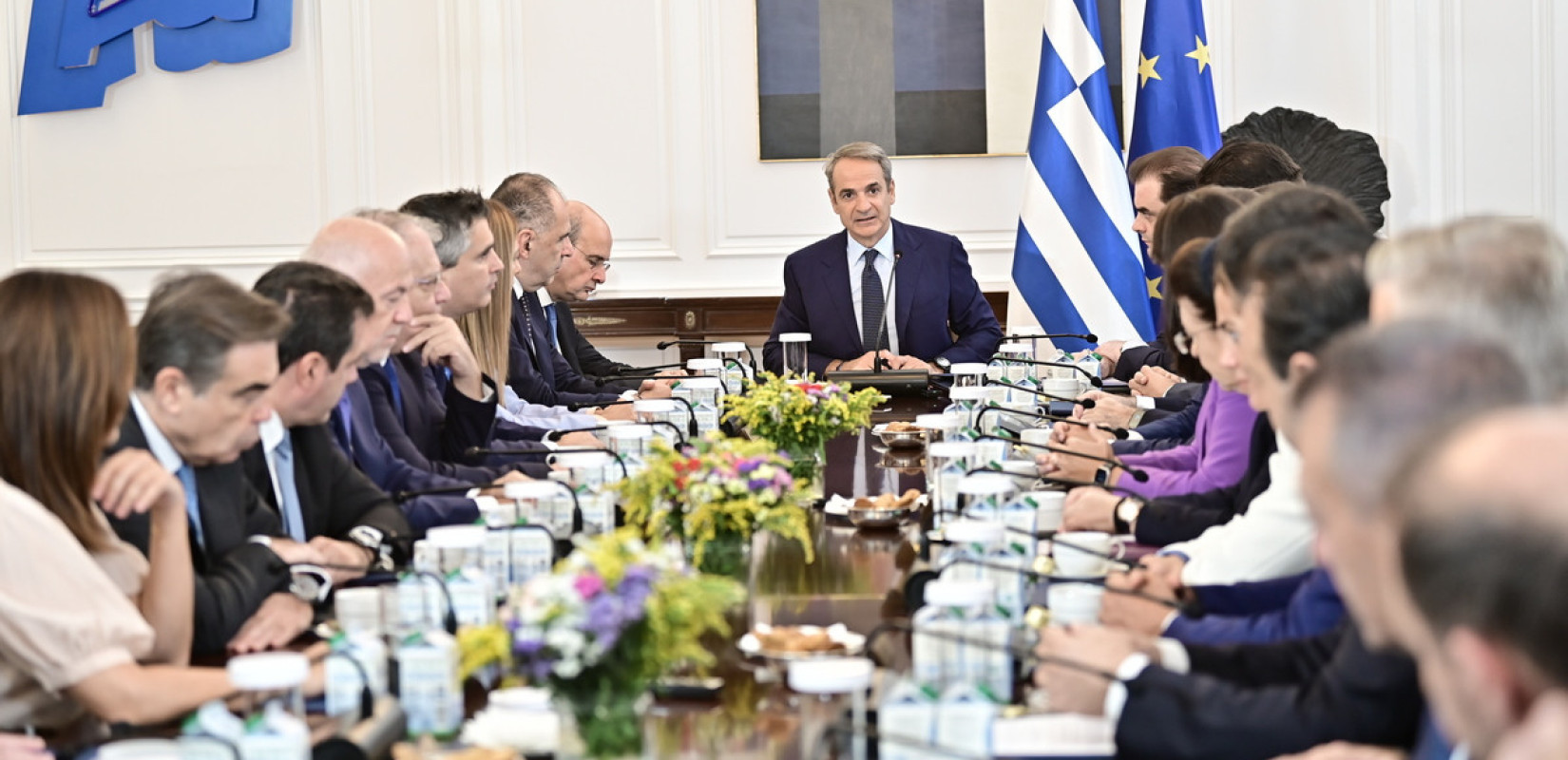 Επιχείρηση επανασυσπείρωσης στη Νέα Δημοκρατία