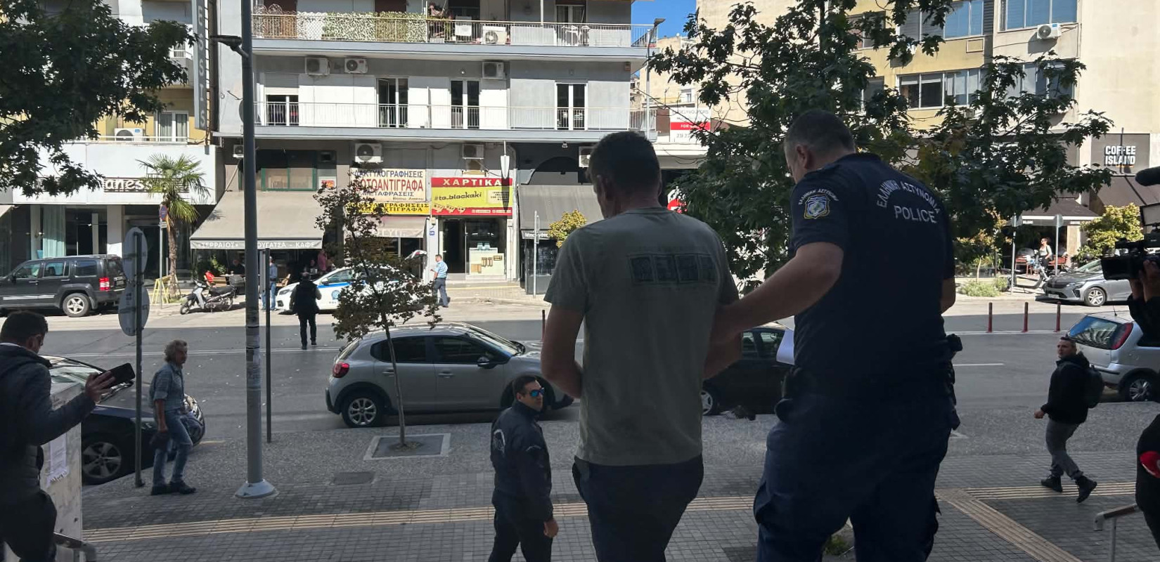 Θεσσαλονίκη: Υπό κράτηση ο 45χρονος που έπεσε με το αυτοκίνητό του σε ταβέρνα - Αναβλήθηκε η δίκη