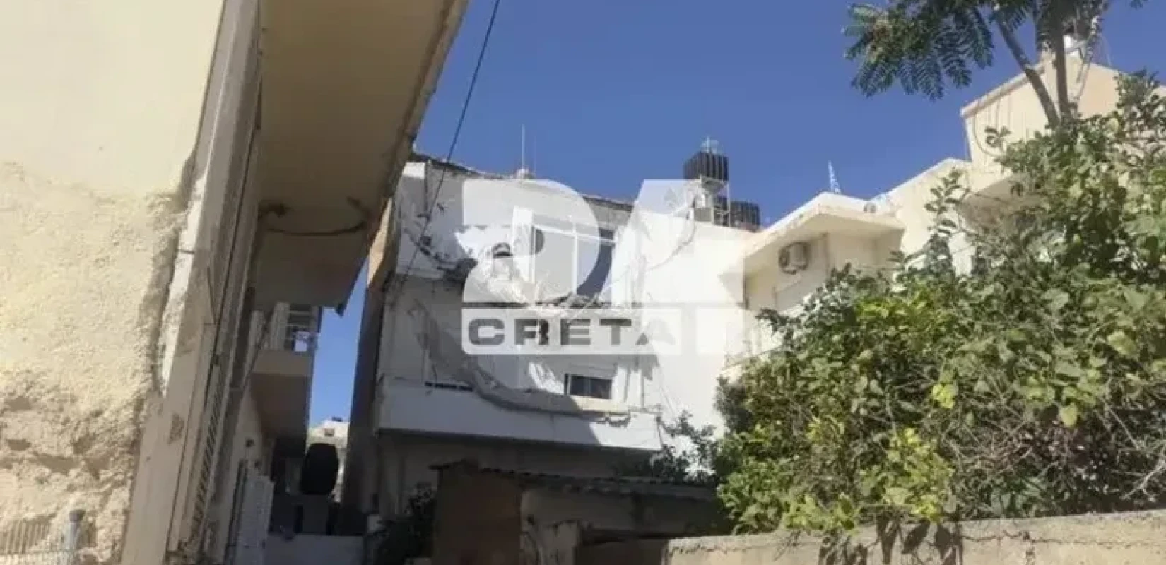 Ηράκλειο: Κατέρρευσε ταράτσα και μπαλκόνι πολυκατοικίας στο Ατσαλένιο (βίντεο)