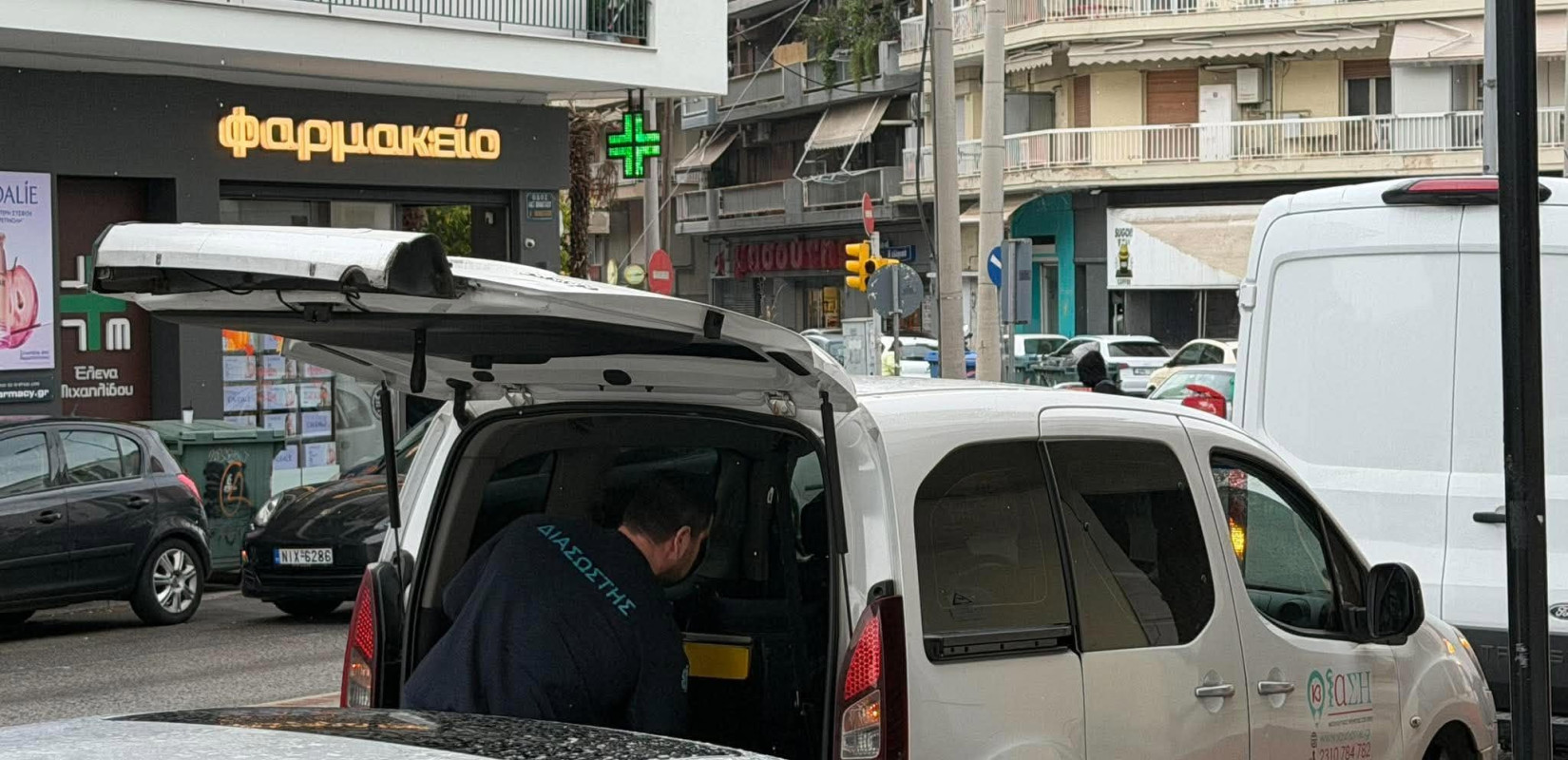 Θεσσαλονίκη: «Μετέφεραν τέσσερα άτομα στο νοσοκομείο με δήθεν επιδείνωση για να εκκενωθεί η ιδιωτική κλινική» καταγγέλει συγγενής ασθενούς