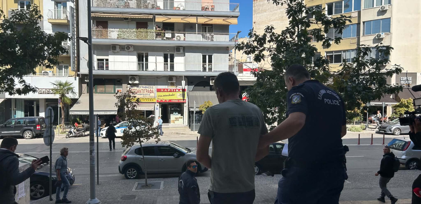 Θεσσαλονίκη: «Είμαι σε σοκ. Ανησυχώ για την υγεία των τραυματιών» λέει ο 45χρονος που έπεσε με το αυτοκίνητο πάνω σε ταβέρνα