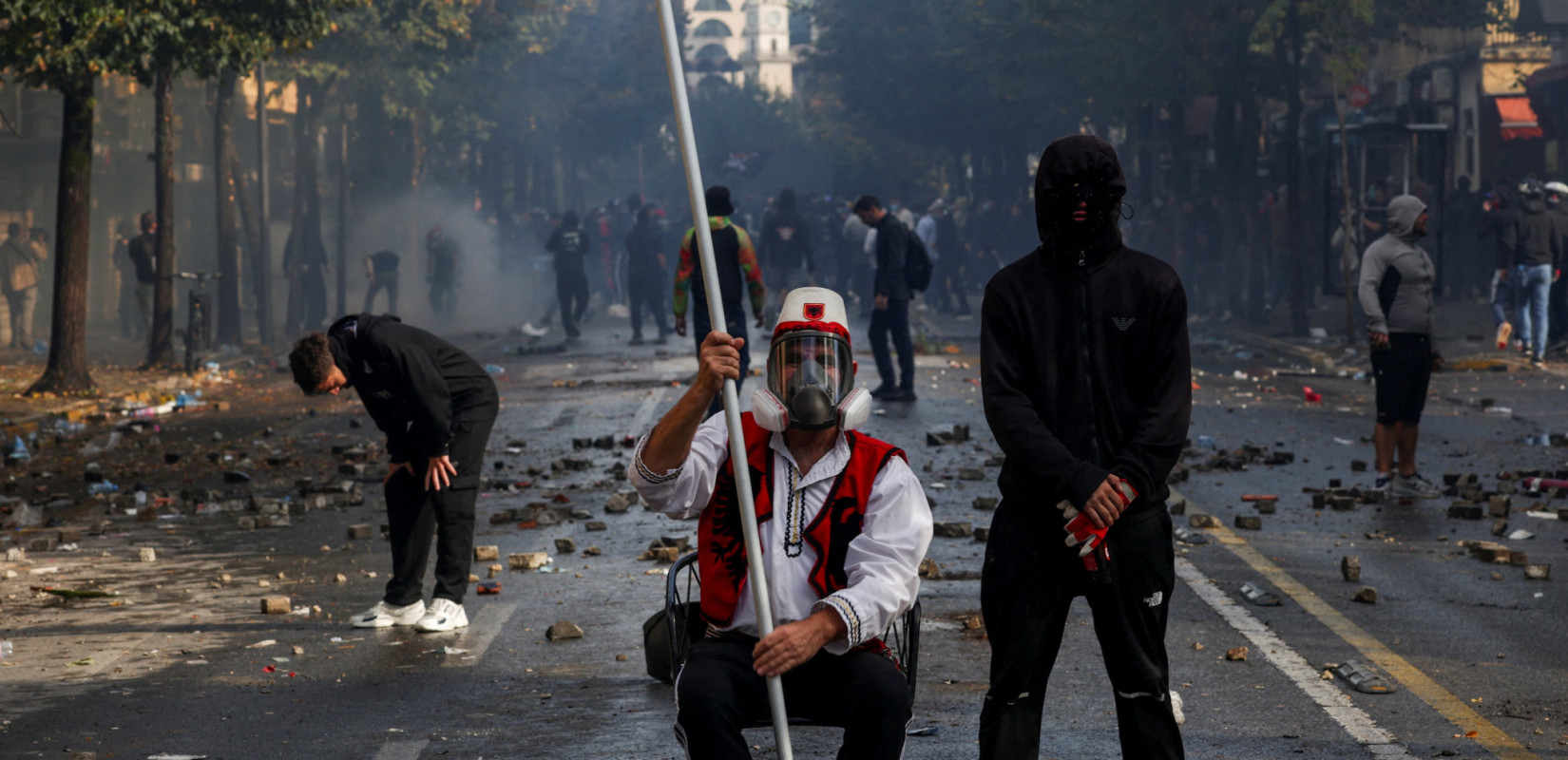 Έκρυθμη κατάσταση στα Τίρανα: Πυρπολήθηκε το Υπουργείο Παιδείας σε βίαιες φοιτητικές διαδηλώσεις (βίντεο)