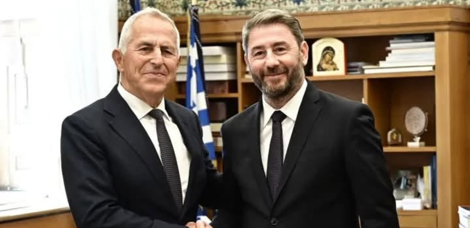 Και επίσημα στο ΠΑΣΟΚ-ΚΙΝΑΛ ο Ευάγγελος Αποστολάκης - Στην Βουλή η προσχώρηση του