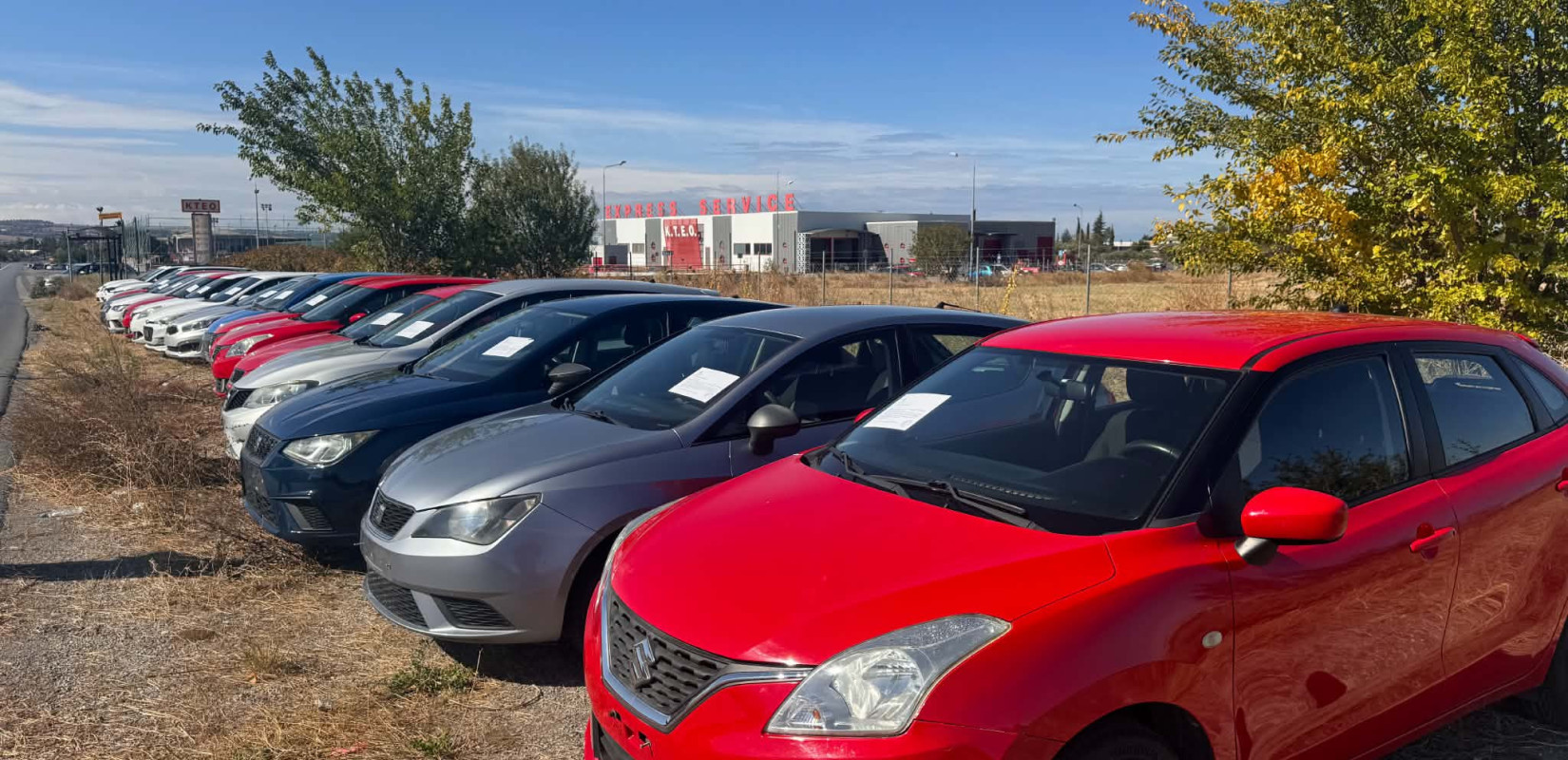 Θεσσαλονίκη: Δεκάδες ακινητοποιημένα αυτοκίνητα χωρίς πινακίδες καταλαμβάνουν δημόσιο χώρο στη Θέρμη