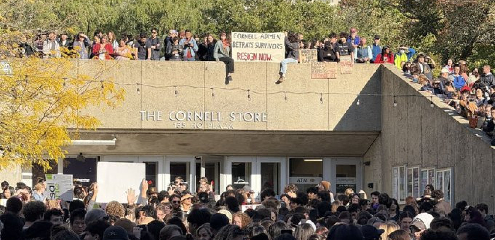 ΗΠΑ: Στους δρόμους εκατοντάδες φοιτητές του πανεπιστημίου Κορνέλ -  Πορεία αλληλεγγύης για την κοπέλα που έπεσε θύμα βιασμού (βίντεο)
