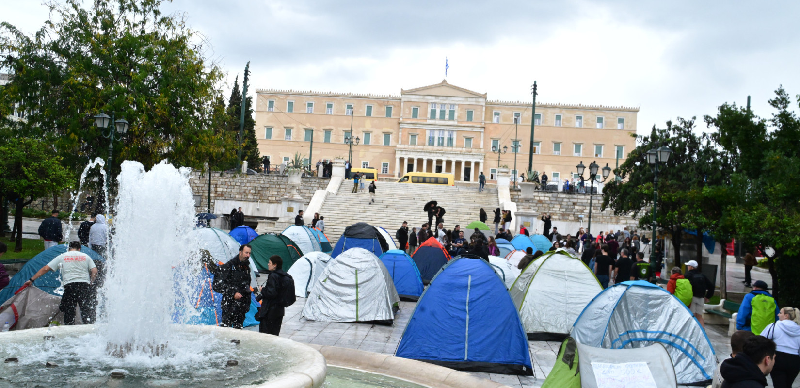 Σύνταγμα: Φοιτητές έστησαν σκηνές στο κέντρο της Αθήνας - Διαμαρτύρονται για το κόστος της στέγασης