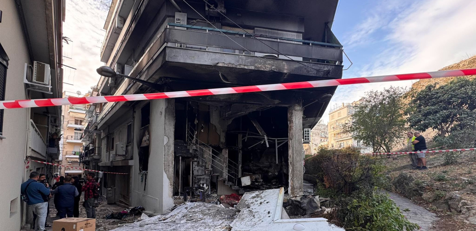Θεσσαλονίκη: Συναγερμός για φωτιά σε διαμέρισμα - Μεταφέρθηκε στο νοσοκομείο μία γυναίκα (βίντεο)