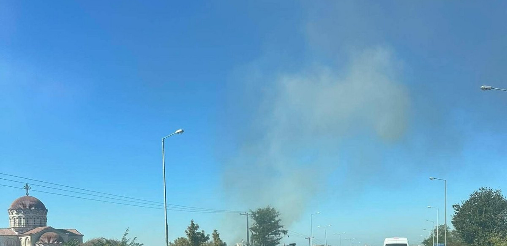 Θεσσαλονίκη: Πυρκαγιά τώρα στη Λεωφόρο Καραμανλή - Στο σημείο πυροσβεστικές δυνάμεις