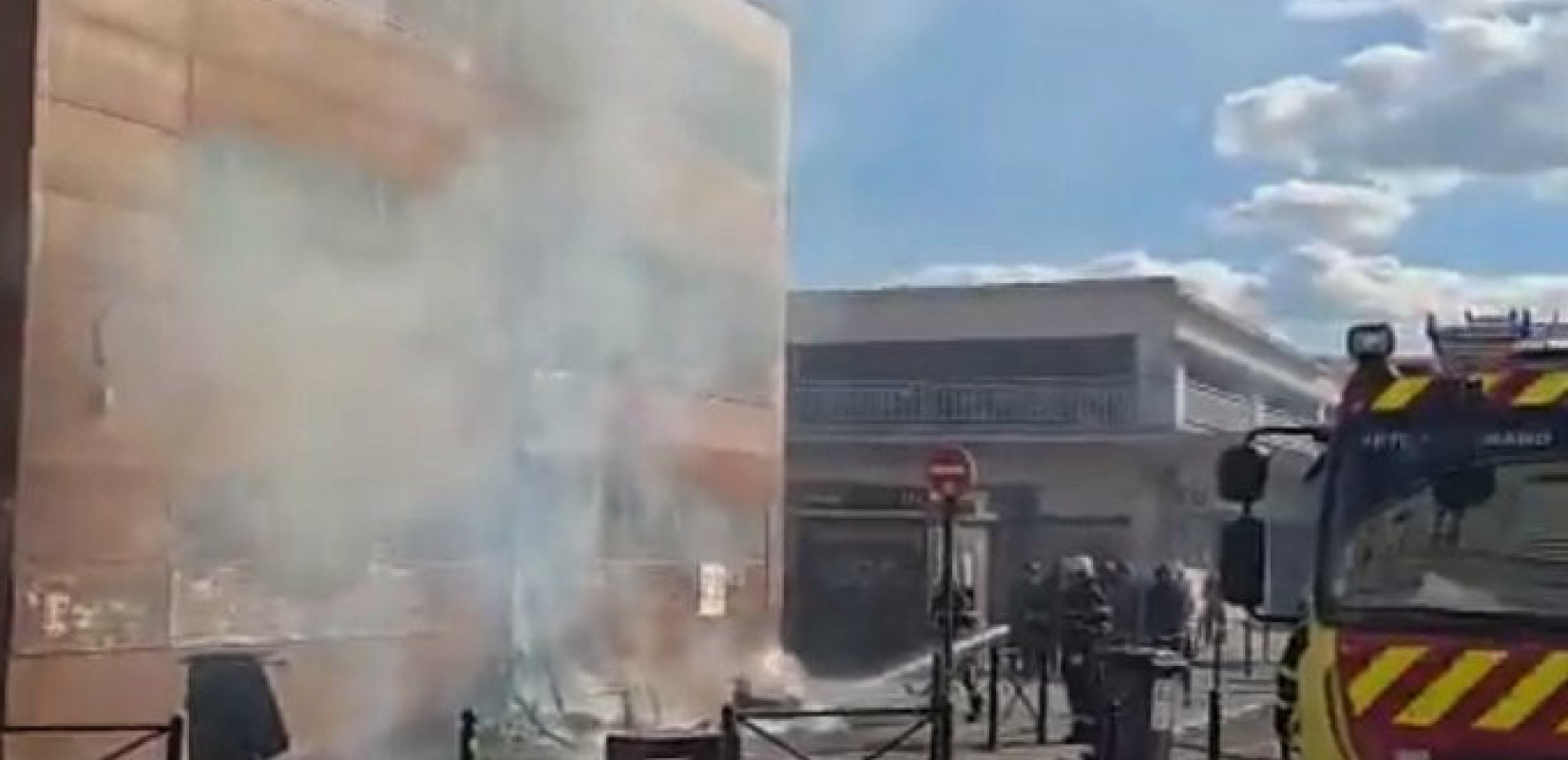 Γαλλία: Εμπρηστική επίθεση σε αστυνομικό τμήμα στο Μπορντό (βίντεο)