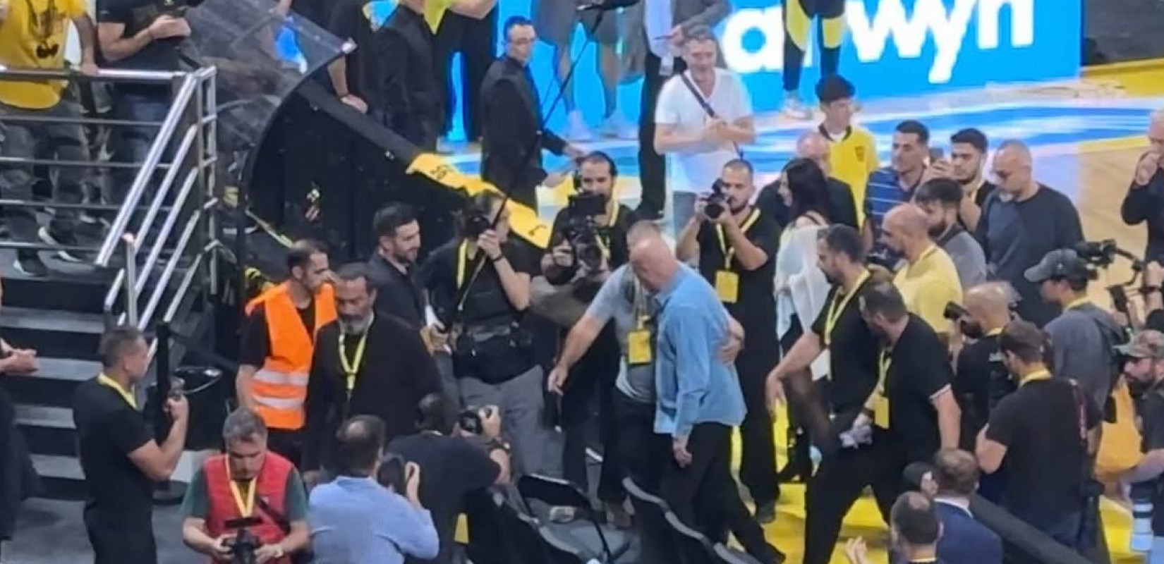 «Αρειανάρα, σας αγαπώ πολύ!»: Σείστηκε το Αλεξάνδρειο στην είσοδο του Νίκου Γκάλη (βίντεο)