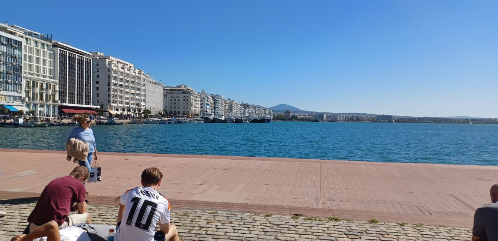 Χιλιάδες Γερμανοί φίλαθλοι απολαμβάνουν την ηλιόλουστη Θεσσαλονίκη