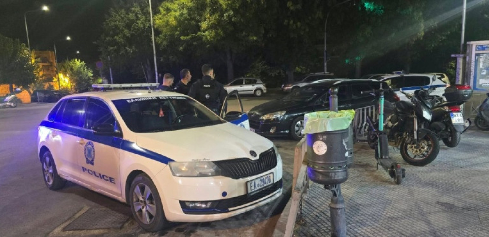 Επεισοδιακή καταδίωξη στη Θεσσαλονίκη: Αυτοκίνητο με διακινητή «καρφώθηκε» σε παρκαρισμένα - Καταγράφηκε live σε ζωντανή σύνδεση
