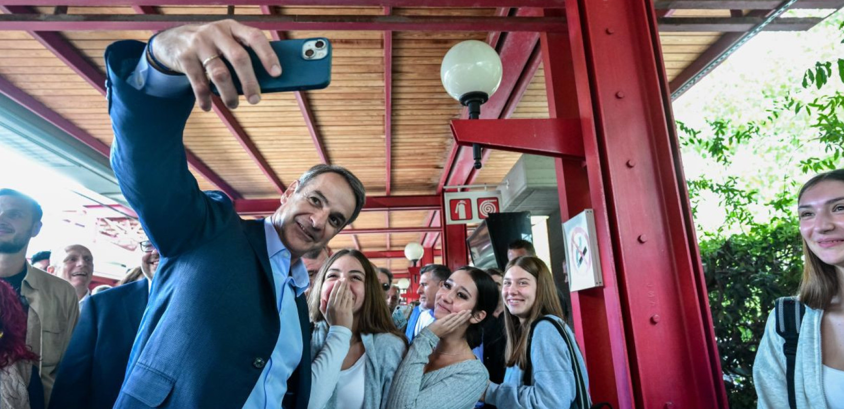 Ο Κ. Μητσοτάκης στον σταθμό του ΗΣΑΠ στο Θησείο - Πηγή: ΤΑΤΙΑΝΑ ΜΠΟΛΑΡΗ / EUROKINISSI