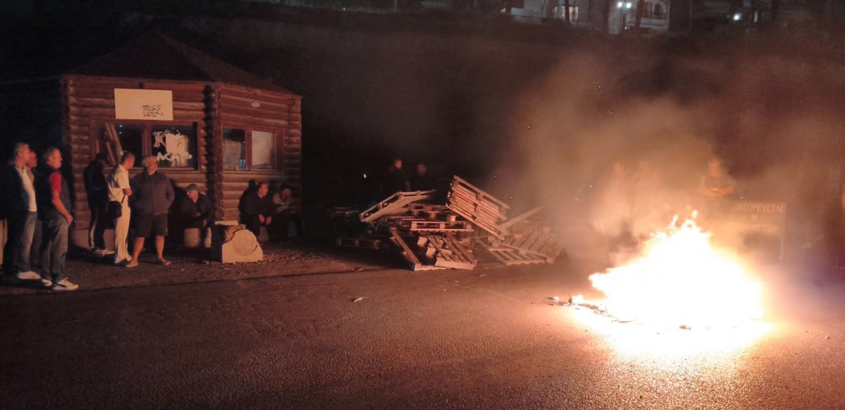 Ένταση στην Ιχθυόσκαλα Μηχανιώνας: Αναφορές για φορτηγά με τουρκικά ψάρια - Αλιείς έκλεισαν τον δρόμο (βίντεο)