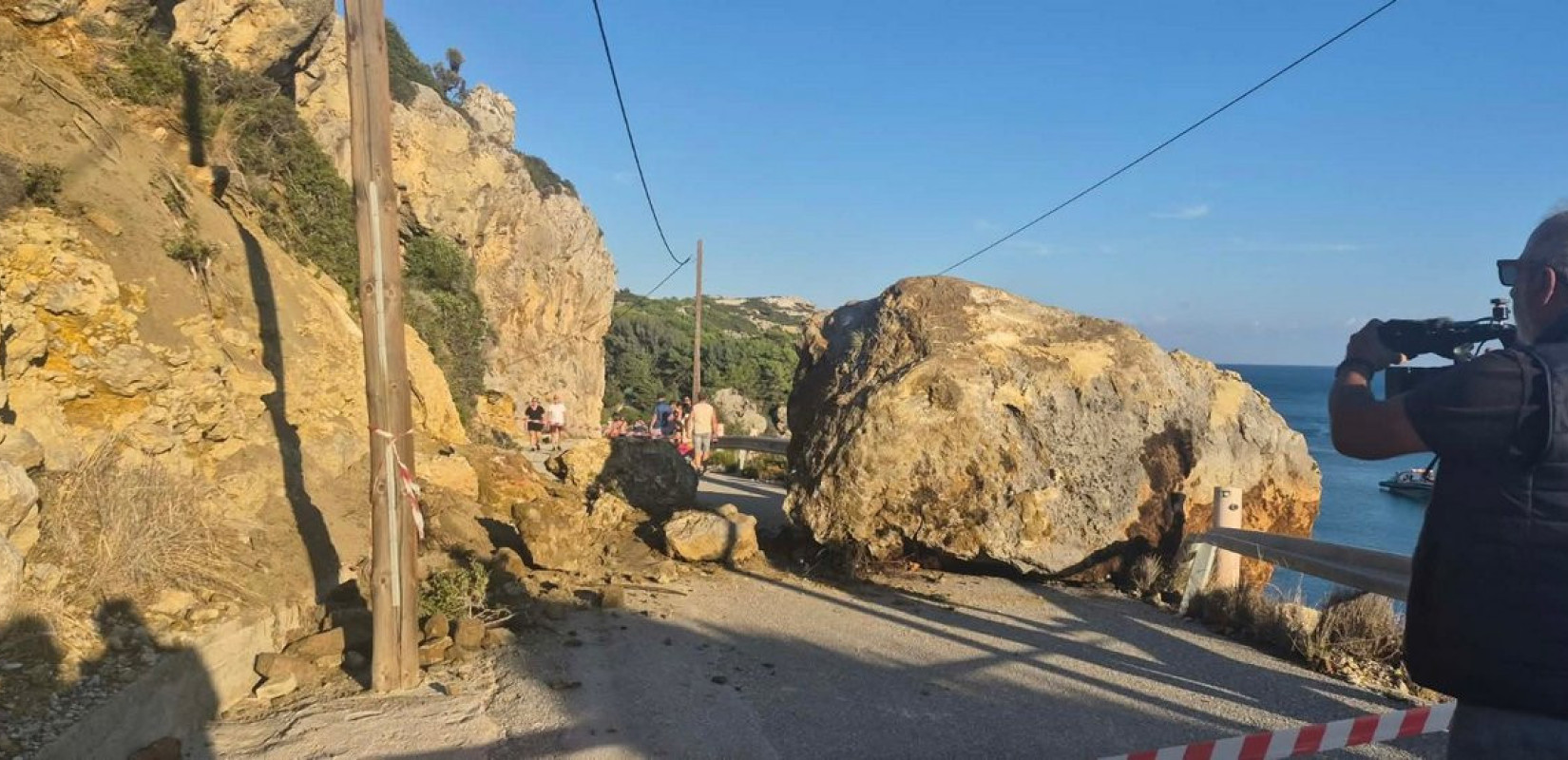 Ρόδος: Βράχος αποκολλήθηκε και κατέπεσε στον δρόμο προς την παραλία «Άντονι Κουίν»