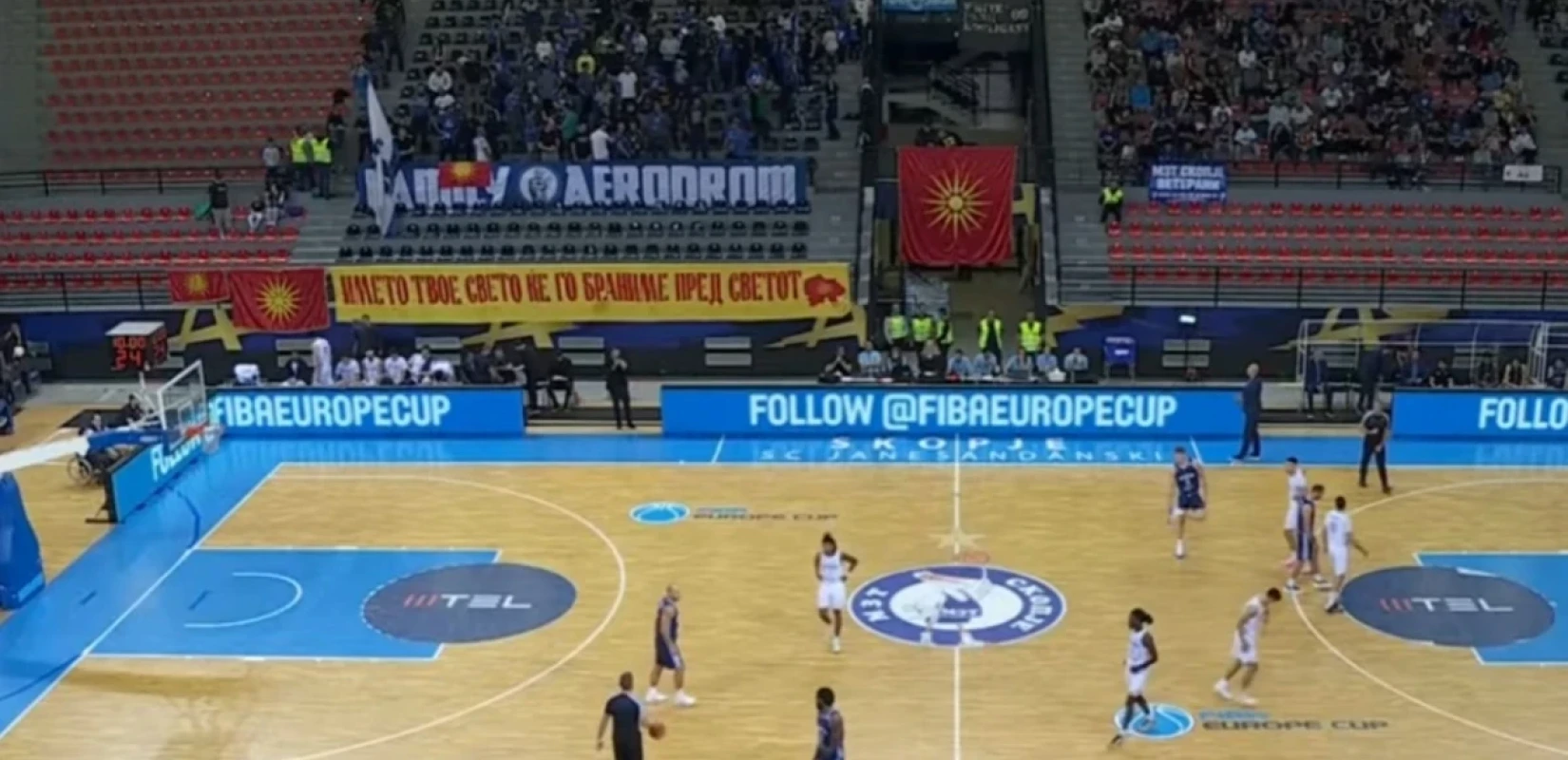 Εθνικιστικό πανό στον αγώνα της ομάδας μπάσκετ του Ηρακλή στα Σκόπια - Ενημερώνεται η ελληνική πρεσβεία