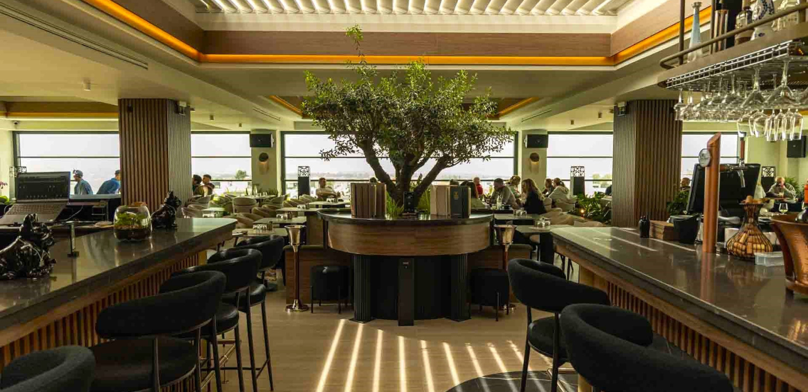 Social House: Ένα πανέμορφο «σπίτι» για κάθε ώρα της ημέρας…με τον ορίζοντα στα πόδια σας