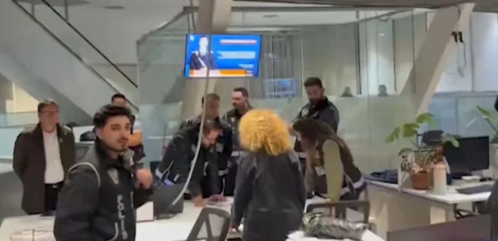 Τουρκία: Υπό αστυνομικό έλεγχο το αντιπολιτευόμενο κανάλι Halk TV - Διακόπηκαν οι ζωντανές μεταδόσεις (βίντεο)
