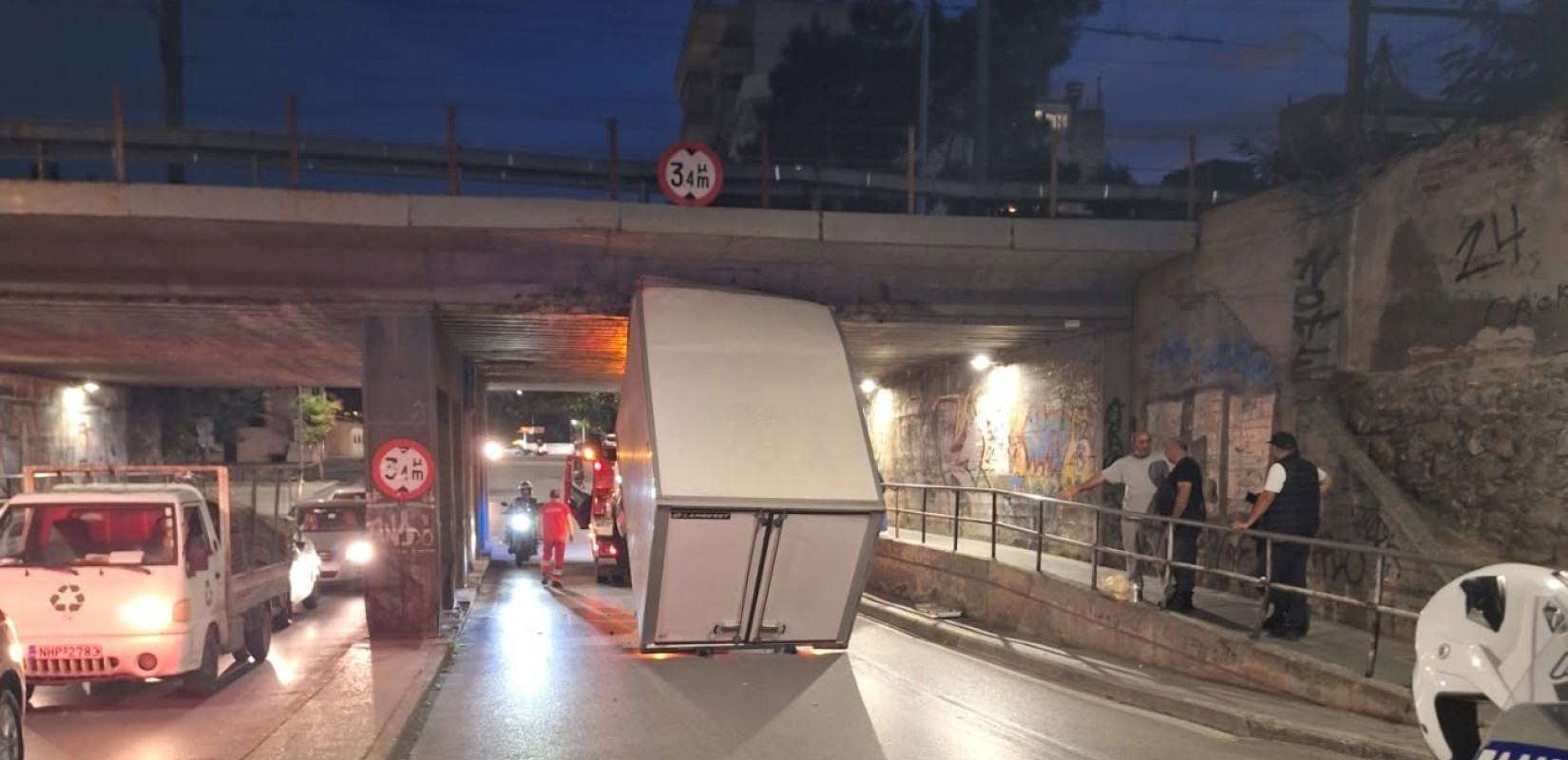 Θεσσαλονίκη: Φορτηγό πάνω σε γερανοφόρο όχημα «σφήνωσε» στη γέφυρα Αγίων Πάντων - Κλειστό το ρεύμα προς Μοναστηρίου (βίντεο)