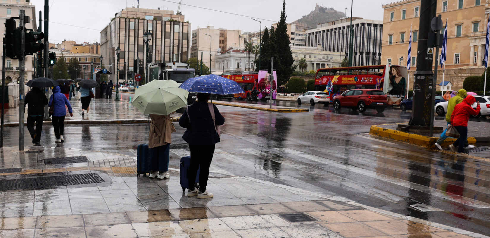 Καιρός: Εθνική επέτειος με βροχές και ισχυρές καταιγίδες – Οι περιοχές που βρίσκονται σε red code