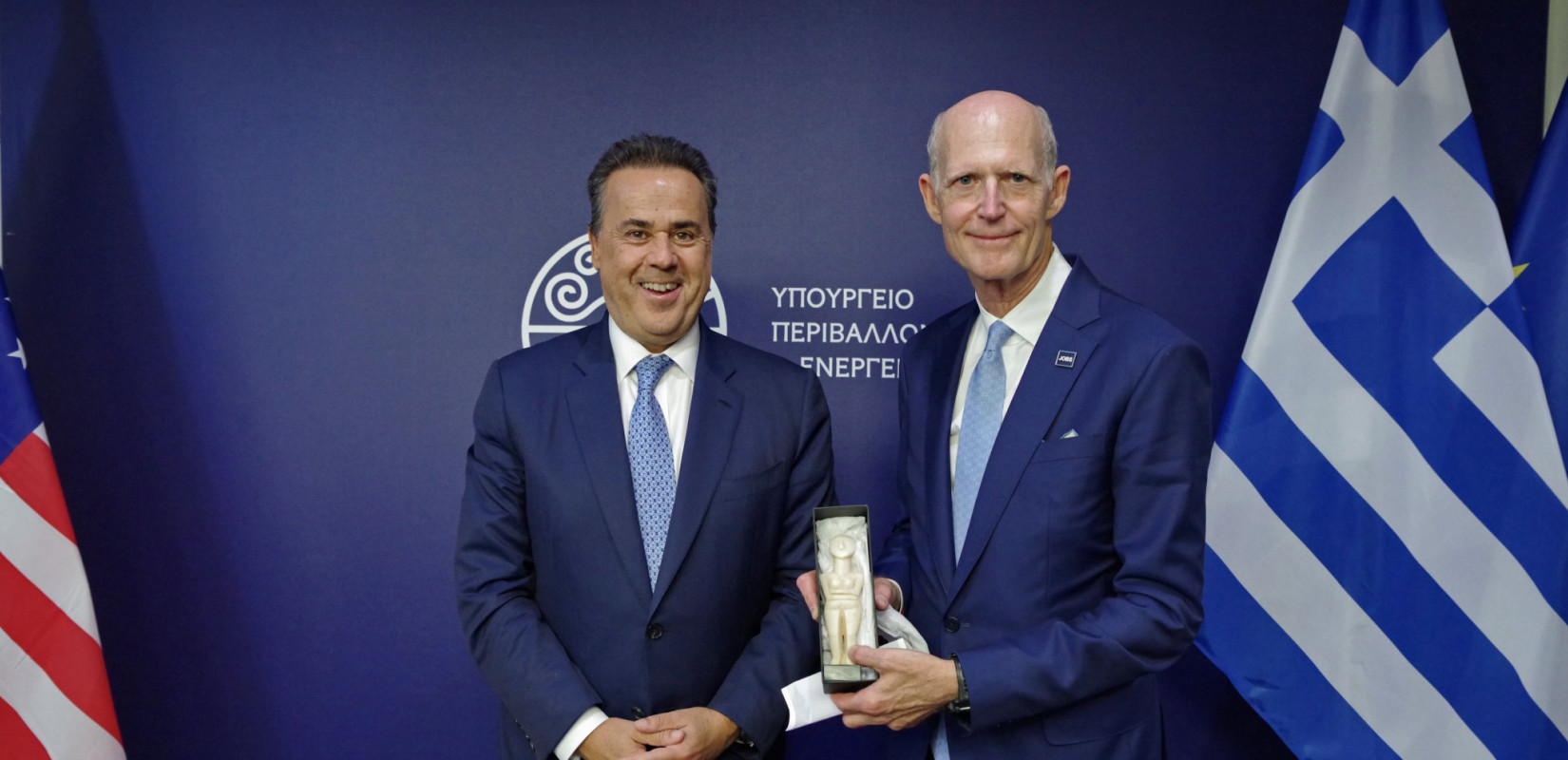 Στ. Παπασταύρου: Συνάντηση στο ΥΠΕΝ με τον Αμερικανό γερουσιαστή Ρικ Σκοτ και τον διπλωμάτη Τζόσουα Χακ