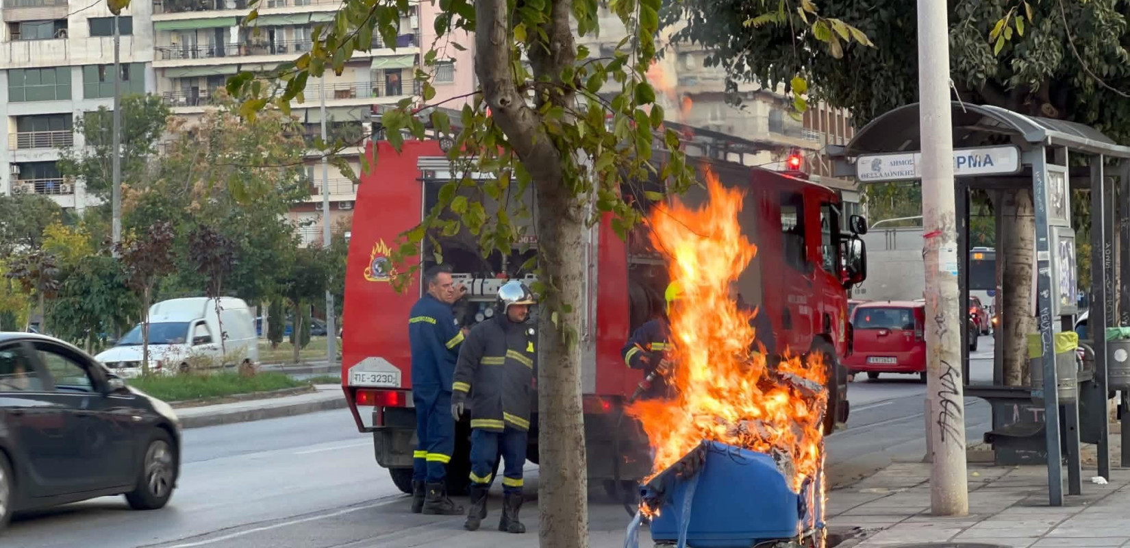 Θεσσαλονίκη: Φωτιά σε κάδο ανακύκλωσης στη Μοναστηρίου