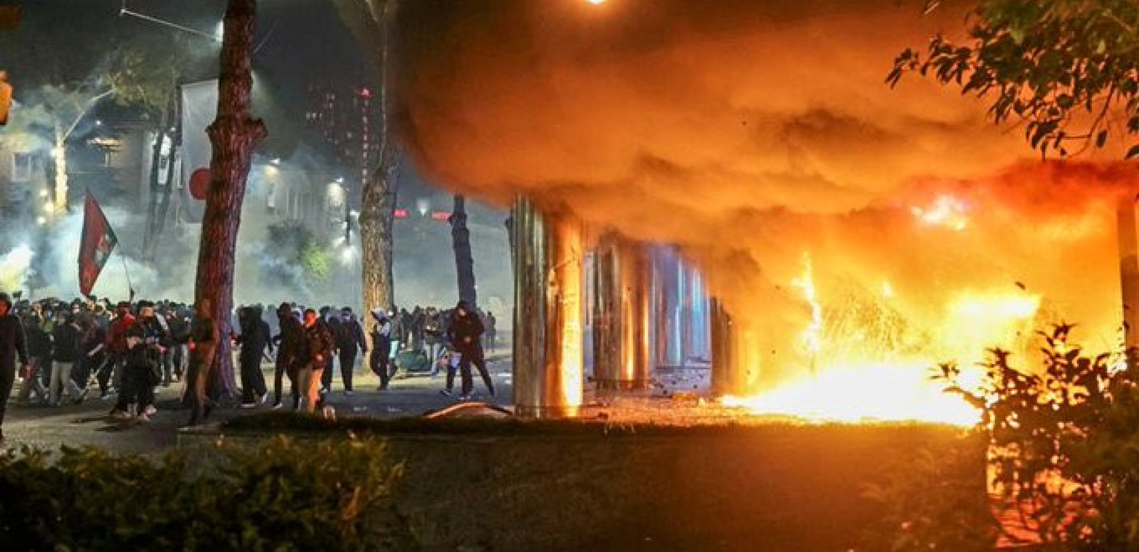 Αλβανία: Βίαιες συγκρούσεις στα Τίρανα - Επιθέσεις σε υπουργεία και το γραφείο του πρωθυπουργού, Ράμα (βίντεο)
