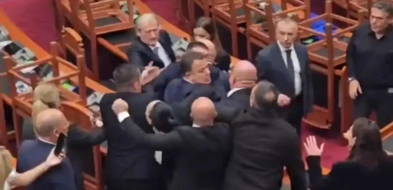 Αλβανία: Ξύλο μεταξύ βουλευτών μέσα στην αίθουσα του κοινοβουλίου - Δείτε βίντεο