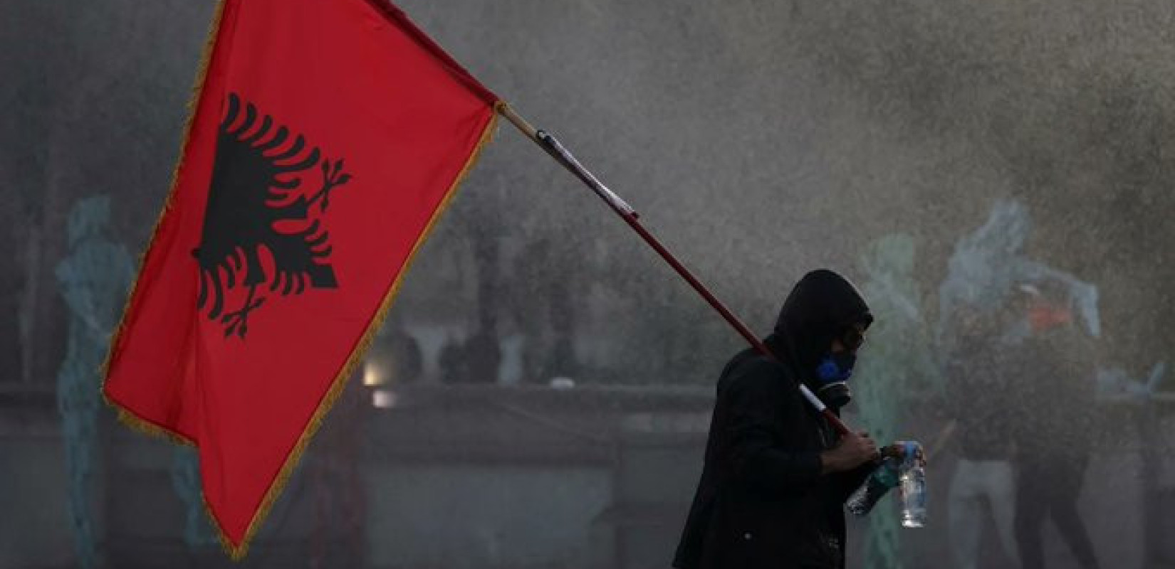 Ένταση στα Τίρανα: Διαδηλωτές του κόμματος Μπερίσα έκαψαν τα καθίσματα διαλόγου του Έντι Ράμα
