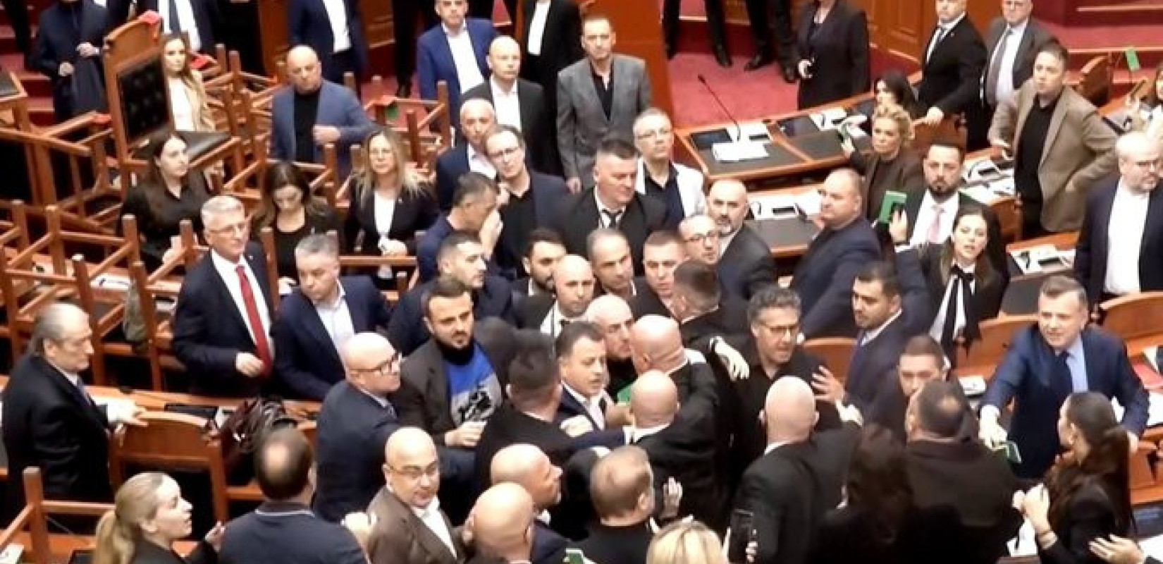 Αλβανική Βουλή: Το σοσιαλιστικό κόμμα ζητά την αποβολή 20 βουλευτών της αντιπολίτευσης μετά τα επεισόδια