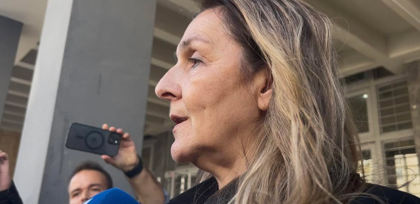 Μητέρα Άλκη Καμπανού: «Σε αυτήν την δίκη εκτίω τη δικιά μου ποινή, ισόβια στον πόνο» (βίντεο)