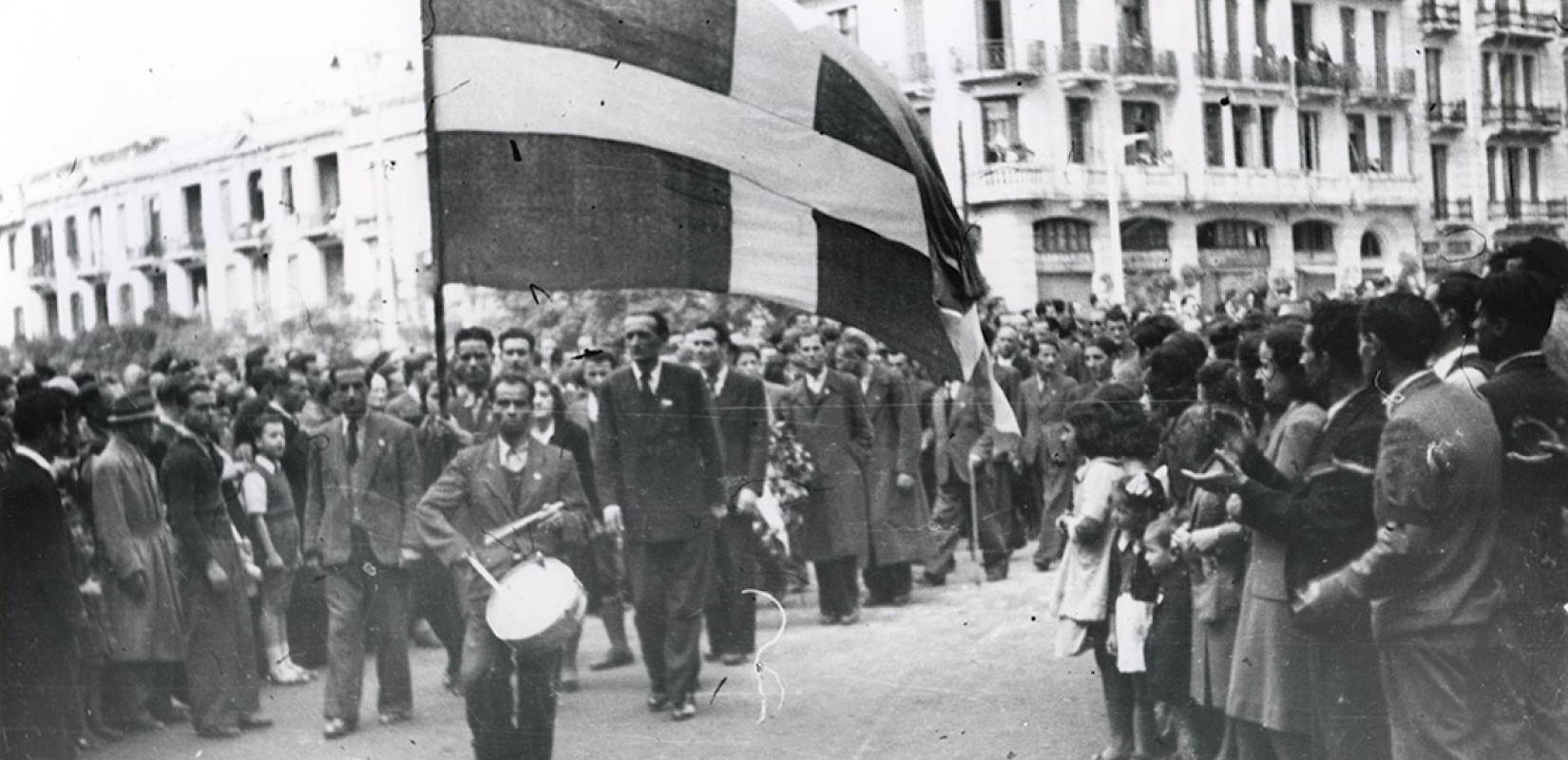 Παρέλαση μπορστά από τον ναό Αγίας Σοφίας, την ημέρα της απελευθέρωσης από τους ναζί. Πηγή φωτογραφίας: Μουσείο Φωτογραφίας «Χρήστος Καλεμκερής» Δήμου Καλαμαριάς