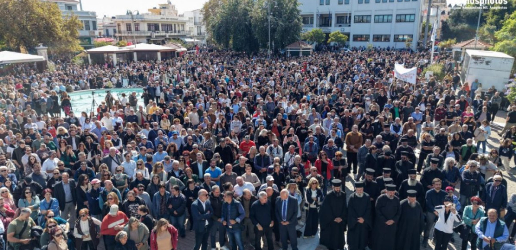 Ξεσηκώθηκε η Χίος: Μαζική συγκέντρωση για το τετράμηνο κλείσιμο του αεροδρομίου