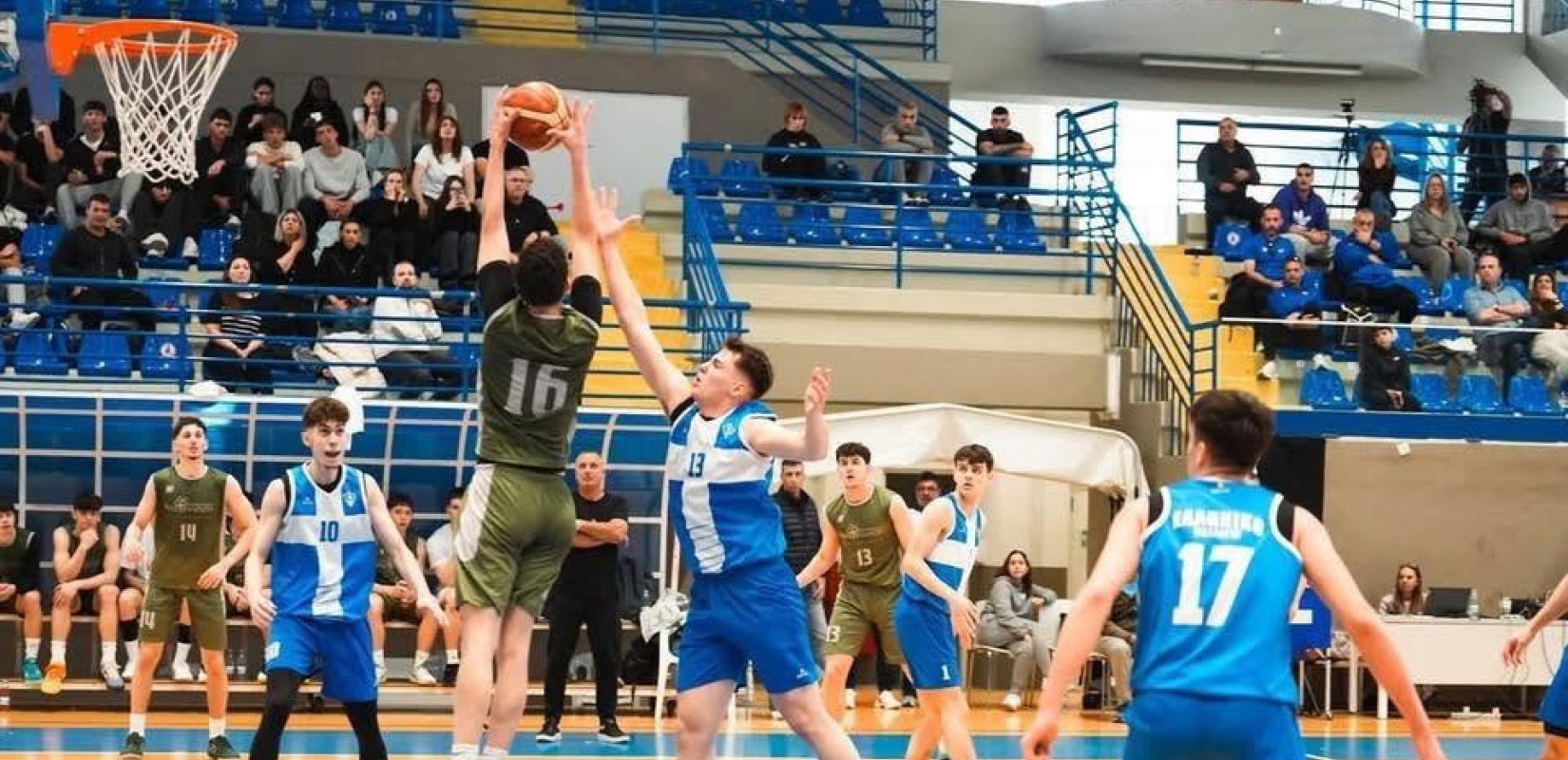 Στιγμιότυπο από τον επίμαχο αγώνα ανάμεσα στο Ελληνικό Κολλέγιο Θεσσαλονίκης και τα Εκπαιδευτήρια Αναγέννηση Πατρών